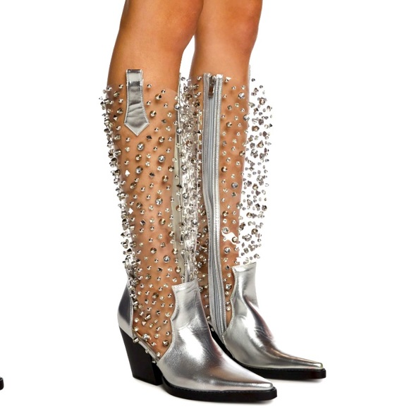 STUNNING STUDDED COWGIRL BOOTS